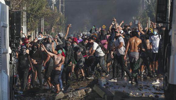 Manifestantes y policías chocaron en Santiago por falta de alimentos durante la cuarentena el 18 de mayo. Foto: AP Photo/Esteban Felix