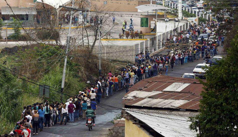 Venezuela: Kilométricas colas y violencia en la sitiada Táchira - 1