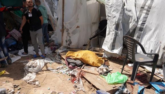 Palestinos comprueban los daños en un campamento improvisado para personas desplazadas frente al Hospital de los Mártires de Al-Aqsa en Deir al-Balah, en el centro de la Franja de Gaza, el 31 de marzo de 2024. (Foto de AFP)