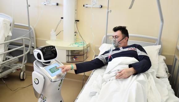 Coronavirus en Italia| Últimas noticias | Último minuto: Un robot monitorea a un paciente de coronavirus en un hospital Circolo, en Varese, Italia. (REUTERS / Flavio Lo Scalzo).