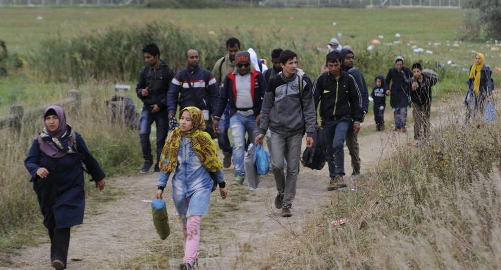 Refugiados atraviesan Serbia rumbo a Hungría. (Foto: EFE)
