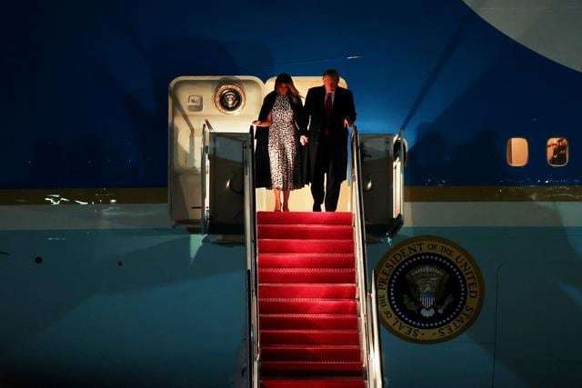 El presidente de los Estados Unidos, Donald Trump, y la primera dama Melania Trump llegan a bordo del Air Force One de un giro de campaña de tres días a la Base Conjunta Andrews, Maryland, Estados Unidos. (Foto: Jonathan Ernst /Reuters)