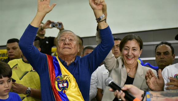 El candidato a la presidencia de Colombia Rodolfo Hernández levanta sus brazos junto a Íngrid Betancourt, candidata presidencial hasta este viernes, durante un acto de campaña en Barranquilla. (EFE/ Str).
