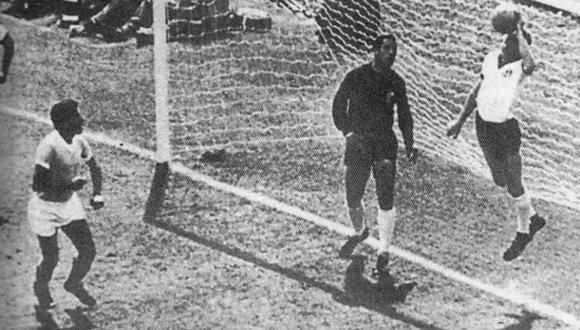 Schnellinger salva el gol con la mano pero el árbitro no se da por enterado. (Foto: archivo El País)