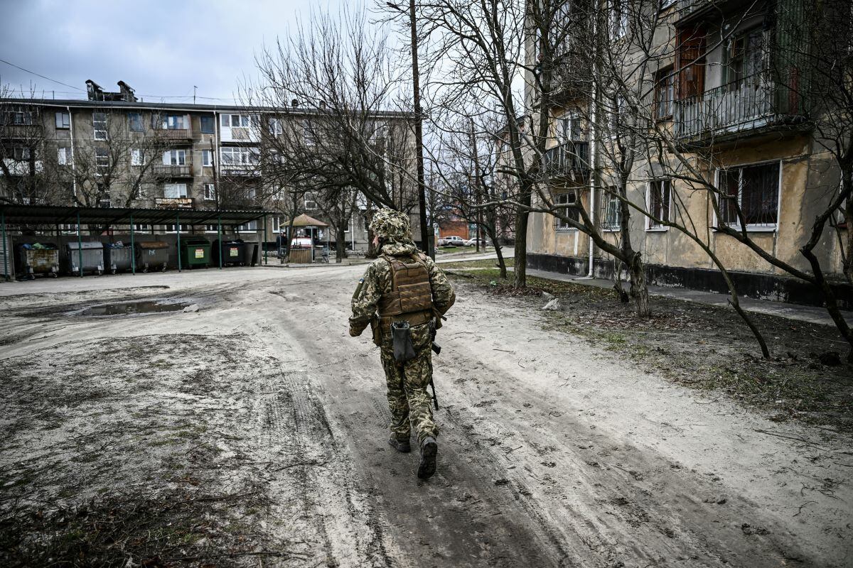 A Ukrainian army soldier walks in the town of Schastia, near Lugansk, on February 22, 2022, a day after Russia recognized breakaway republics in the east.  (ARIS MESSINIS / AFP).