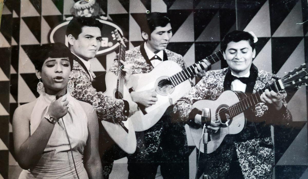 A los 15 años en el programa “Cantando con mi guitarra” de Luzmila Guerrero. (Foto: cortesía de la artista)