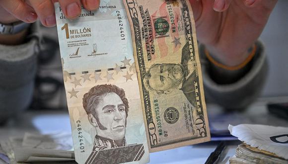 El dólar se negociaba por encima de 4.1 millones de bolívares soberanos en Venezuela. (Foto: AFP)