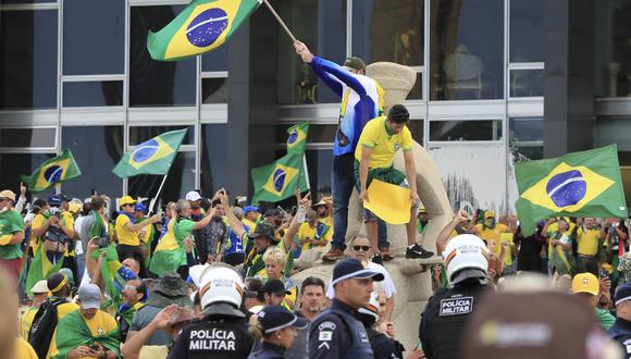 Las sospechas de amaño en las últimas elecciones presidenciales de Brasil motivó a miles de bolsonaristas a invadir y saquear los edificios del Palacio de Planalto, el Congreso y el Supremo Tribunal Federal (STF) el pasado domingo.
