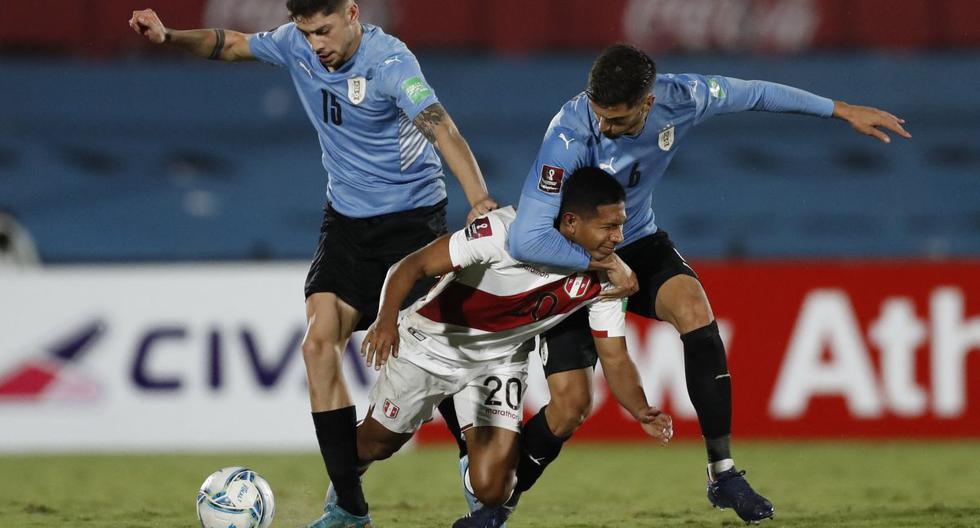 Perú y Uruguay se enfrentaron Montevideo en la penúltima fecha de las Eliminatorias a Qatar 2022. (Foto: AFP).