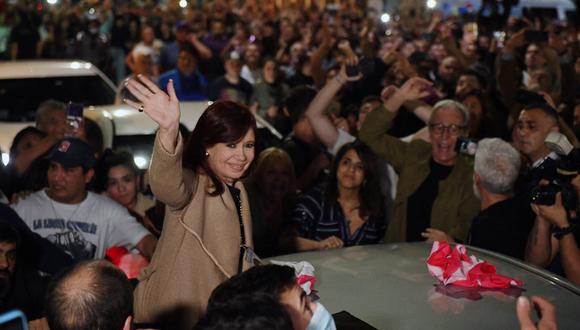 En esta foto publicada por la agencia de noticias Télam, la vicepresidenta de Argentina, Cristina Fernández de Kirchner, saluda a sus simpatizantes al llegar a su casa en Buenos Aires el 25 de agosto de 2022. (Foto de ALEJANDRO SANTA CRUZ / TELAM / AFP)