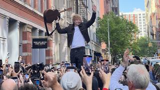 Ed Sheeran fue captado cantando sobre un auto en Nueva York tras ganar juicio