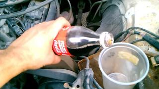 Te enseñamos a limpiar la batería del carro con Coca Cola
