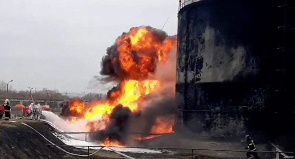 Esta captura de video publicado por el Ministerio de Emergencias de Rusia el 1 de abril de 2022 muestra a los bomberos trabajando para extinguir un incendio en un depósito de combustible de Rosneft en la ciudad de Belgorod, a unos 40 kilómetros de la frontera con Ucrania. (AFP).