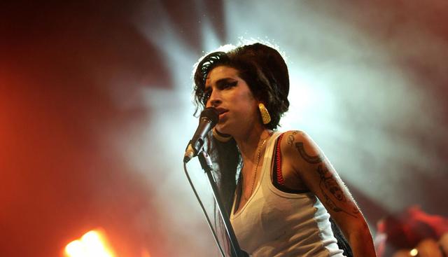 Winehouse tuvo grandes presentaciones en las que deslumbró por su increíble voz, pero también queda el recuerdo de apariciones que dejaron mucho que desear. ¿El motivo? Sus excesos con las drogas. (Foto: AFP)