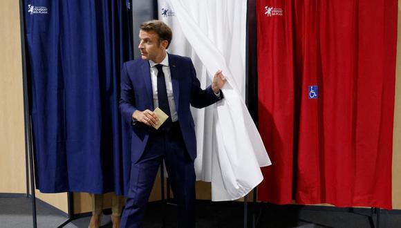 El presidente de Francia, Emmanuel Macron, sale de la cabina de votación para emitir su voto en las elecciones parlamentarias, el 12 de junio de 2022.
(Ludovic MARIN / POOL / AFP).