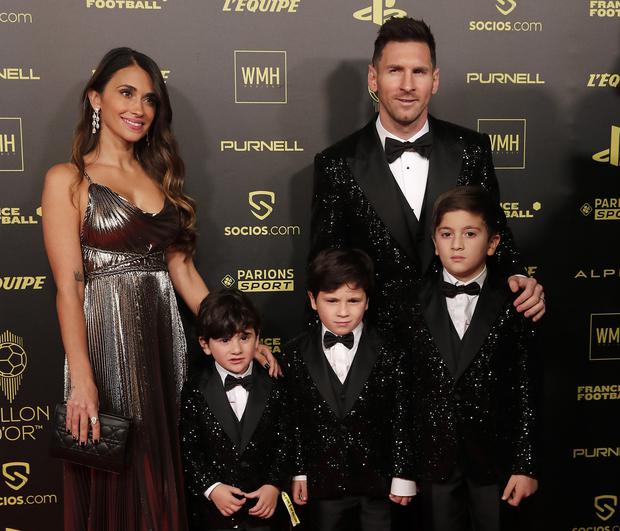 Lionel Messi y su familia en la ceremonia del Balón de Oro 2021 | Foto: REUTERS
