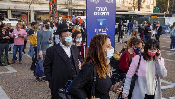 La gente hace cola frente a un centro de vacunación masiva contra el Covid-19 en la plaza Rabin en Tel Aviv, Israel. (Foto: Kobi Wolf / Bloomberg).