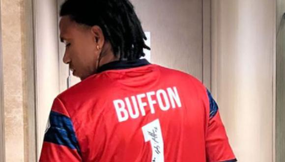 Gallese posa con la camiseta que le firmó su ídolo, el mítico 'Gigi' Buffon. (Foto: Instagram @pedrogallese1)