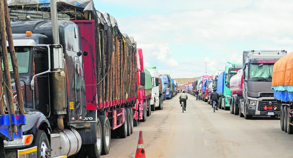 Más de 300 camioneros mantienen sus vehículos alineados durante días esperando que se abra la carretera a Bolivia en el paso fronterizo de Desaguadero, en Puno. (Foto: Bernat BIDEGAIN / AFP)