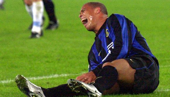 Terrible imagen del momento de la lesión de Ronaldo en el 2000. (Foto: AP)