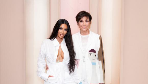 Khloé y Kim Kardashian asisten junto a Kris Jenner a la inauguración del centro médico en honor a su padre (Foto: AFP)