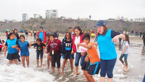 Un grupo de 160 escolares entre ellos menores provenientes de pueblos originarios, quienes participaron en el encuentro Tinkuy 2019 conocieron el mar por primera vez como última actividad del evento. (Foto: Minedu).