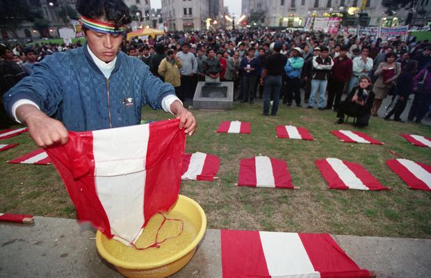 LIMA, 25 DE JULIO DE 2000

MARCHA DE LOS CUATRO SUYOS: LAVADO DE BANDERAS EN LA PLAZA SAN MARTIN.

FOTO: MANUEL GARCIA MIRO / EL COMERCIO