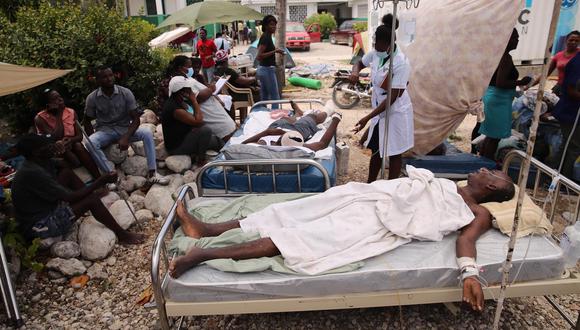 Heridos por el terremoto son atendidos en la calle por falta de camas en el hospital general de Les Cayes, Haití, país que soporta las lluvias de la depresión tropical Grace. (EFE/ Orlando Barría).