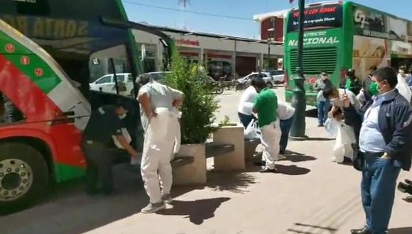 Antes de partir hacia el anexo de Corcona, los buses fueron fumigados y desinfectados. (FOTOS: DIFUSION)