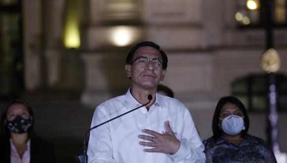 Martín Vizcarra aceptó la vacancia y dio su último discurso junto a sus ministros antes de abandonar Palacio. (Foto: Andrés Paredes / El Comercio)