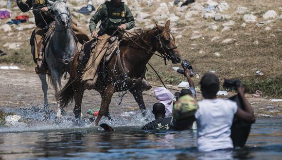 La Patrulla Fronteriza de Estados Unidos sobre sus caballos agrede a migrantes haitianos. AP