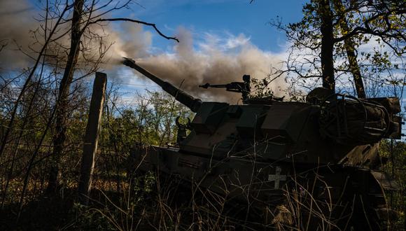 Militares ucranianos disparan un obús Krab autopropulsado polaco de 155 mm desde una posición en la línea del frente en la región de Donetsk el 19 de octubre de 2022, en medio de la invasión rusa de Ucrania. (Foto de Dimitar DILKOFF / AFP)