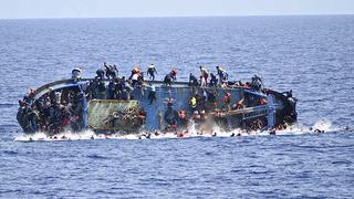 Un barco con más de 500 inmigrantes se hunde en el mar