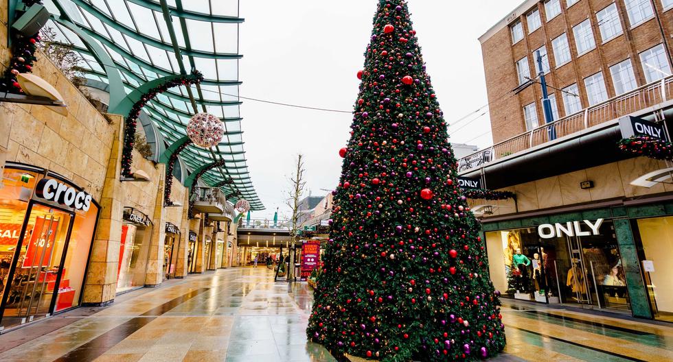 Imágenes de Países Bajos. Un árbol de Navidad en solitario en medio de un centro comercial. EFE