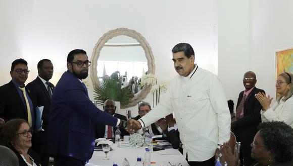 El presidente de Venezuela, Nicolás Maduro, le da la mano al presidente de Guyana, Irfaan Ali, durante una reunión en San Vicente y las Granadinas el 14 de diciembre de 2023. (Foto de MARCELO GARCIA / Presidencia de Venezuela / AFP)