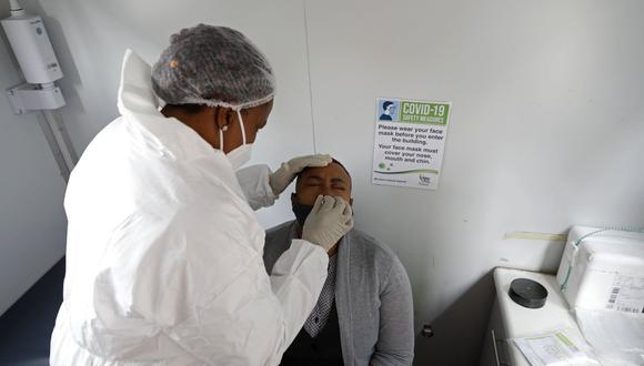 Sudáfrica ha descubierto una nueva variante del coronavirus. (Foto: Phill Magakoe / AFP)