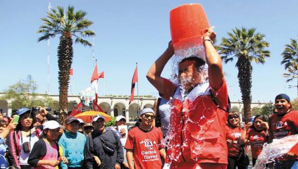 Ice Bucket Challenge: candidato se mojó en plaza de Arequipa