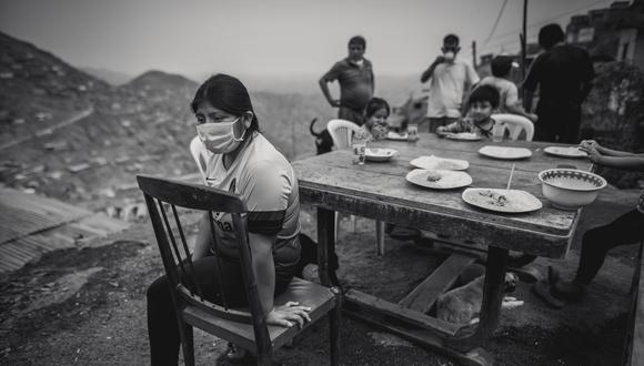 En medio del frío y la neblina que cubre hasta los pies, los vecinos de Manolo Castillo, un humilde sector de Villa María del Triunfo, esperan un plato de comida, quizá el único del día. (Foto: Anthony Niño de Guzmán/GEC)