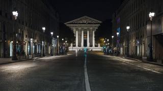Las calles de París desiertas en la primera noche de toque de queda por el coronavirus | FOTOS