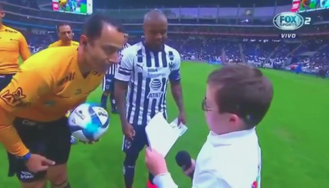 El árbitro de un partido de liga mexicana ayudó a un niño a superar los nervios. A Eduardo Galván Basulto le reconocieron el bonito gesto que tuvo con el pequeño Richie. (Facebook)