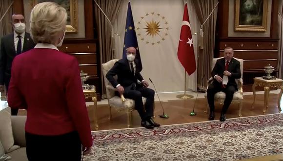 La foto de la polémica: Ursula von der Leyen mira a Charles Michel y Recep Tayyip Erdogan. (REUTERS).