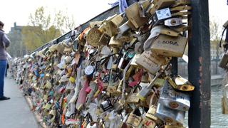 ¿Romance o epidemia? Puentes de París llenos de candados