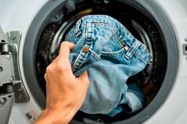 Los consejos de la OCU para limpiar la lavadora y evitar mal olor