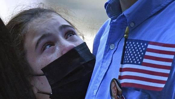 Un miembro de la familia llora en la ceremonia del Museo y Monumento Nacional del 11-S que conmemora el vigésimo aniversario de los ataques del 11-S en el World Trade Center, en Nueva York. (AFP - POOL).