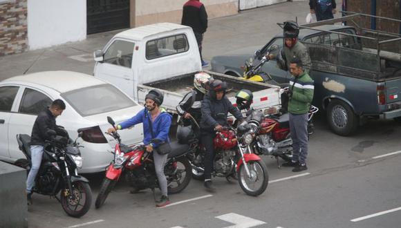 Al estar prohibidos de hacer 'taxi', los colectiveros en moto no pueden tener un SOAT de transporte público que cubra los gastos de pasajeros en caso de un accidente. (Foto: GEC)