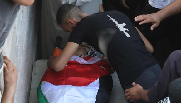 Familiares y amigos de Uday Salah lloran mientras asisten a su funeral en la aldea de Kafr Dan, cerca de la ciudad de Yenín, en Cisjordania, el 15 de septiembre de 2022. (EFE/EPA/ALAA BADARNEH).