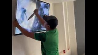 Qatar 2022: aficionado destroza su televisor con cuchillo tras eliminación de México | VIDEO