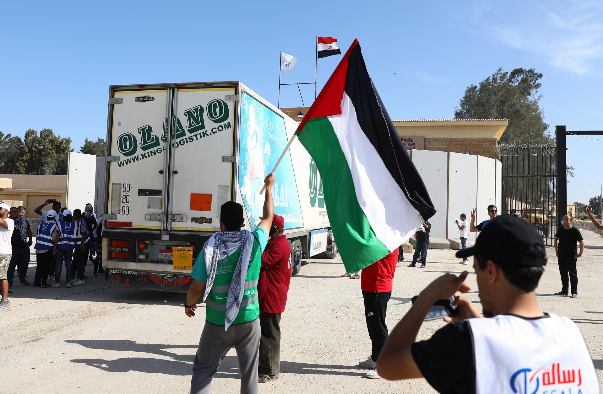 A truck transporting humanitarian aid to the Gaza Strip crosses the Rafah border, in Egypt, on October 21, 2023. (EFE/EPA/KHALED ELFIQI).