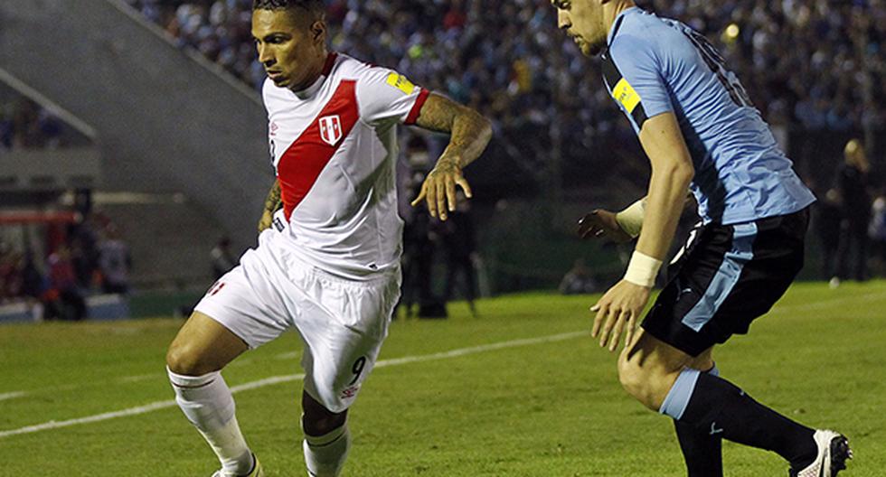 Paolo Guerrero falló la ocasión más clara de gol en el Perú vs Uruguay. Pero en las redes comentan la jugada de lujo que dejó en ridiculo a Arévalo Ríos (Foto: EFE)