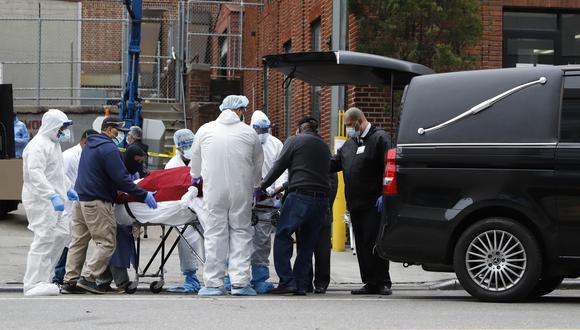 El cuerpo de una persona fallecida es subido a un vehículo fúnebre afuera del Centro Hospitalario de Brooklyn, Nueva York, donde se atienden a pacientes de coronavirus. (REUTERS / Stefan Jeremiah).